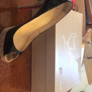 EUC Black patent leather Very Prive peep toe